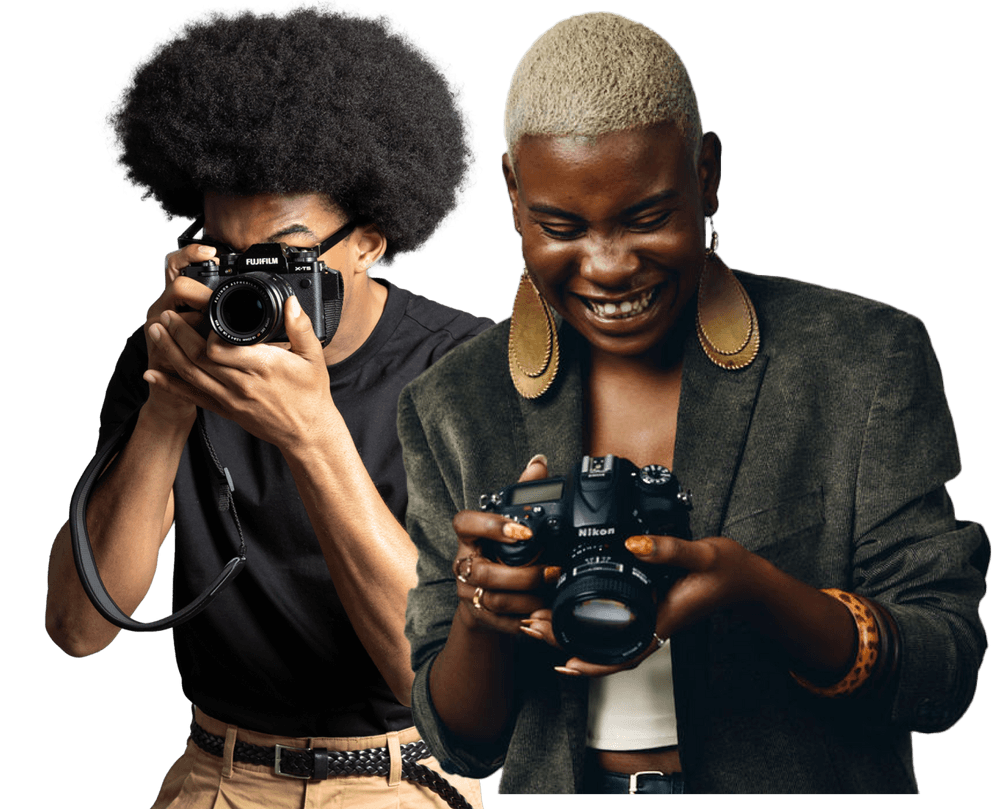 Deux photographes ; à gauche, un photographe regarde dans le viseur, et à droite, le photographe sourit et regarde l'appareil photo qu'il tient dans ses mains.